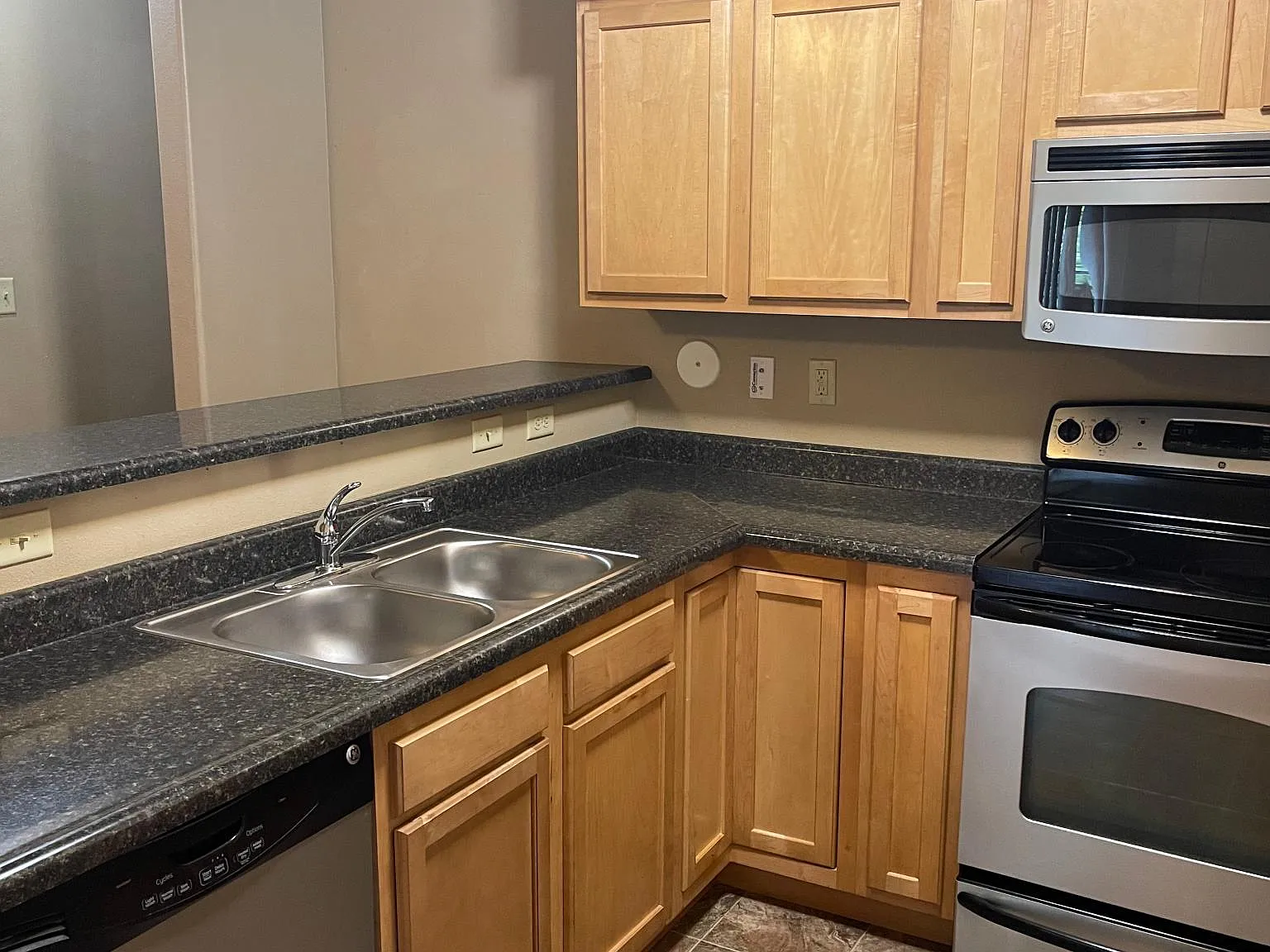 3 bed, 1562 sqft, $2,728 — Photo 4