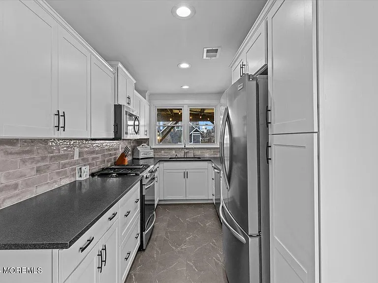 51 3rd Ave — Photo 9