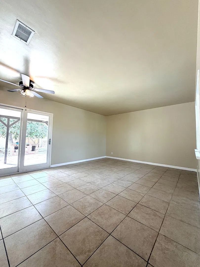 Charming 3-Bedroom Home with Spacious Backyard in Oxnard! — Photo 2