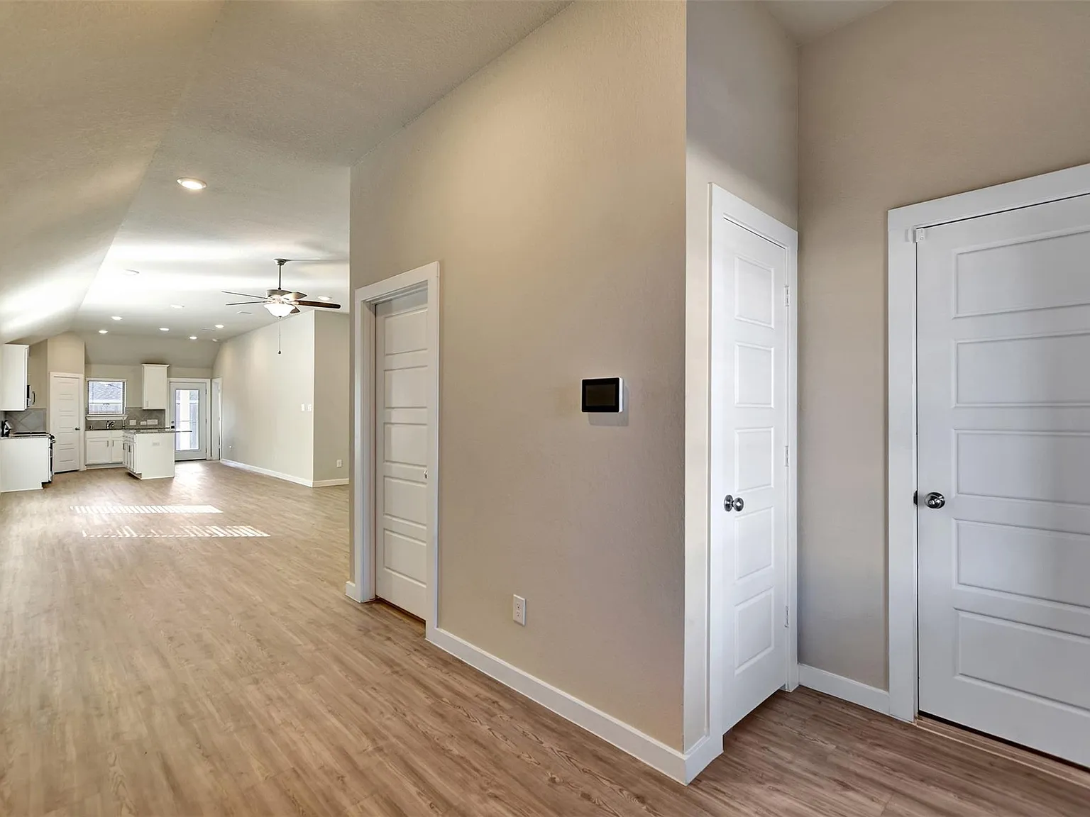 3 bed, 2.0 bath, 1570 sqft, $2,000 — Photo 4