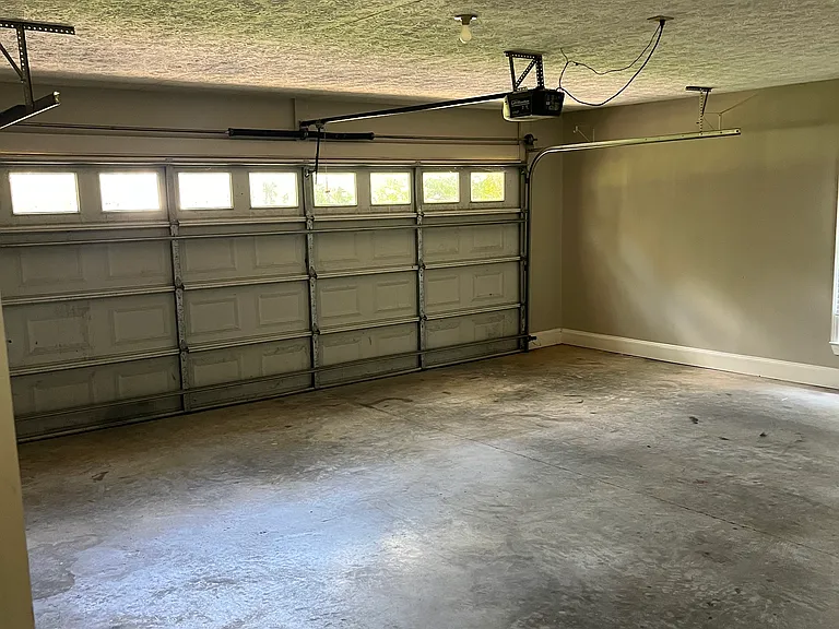 1090 Eugene Ln — Photo 13