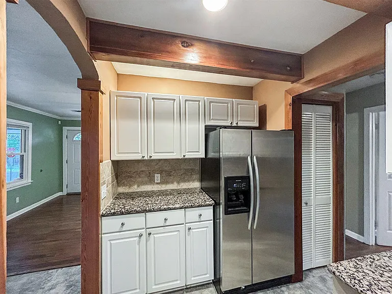805 Herndon Ln — Photo 6