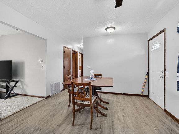 5th image of 609 W Leclaire Rd