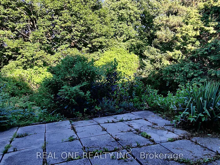 72 Liebeck Cres — Photo 22