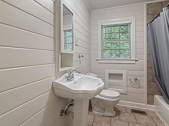 2nd image of 2206 White Oak Dr