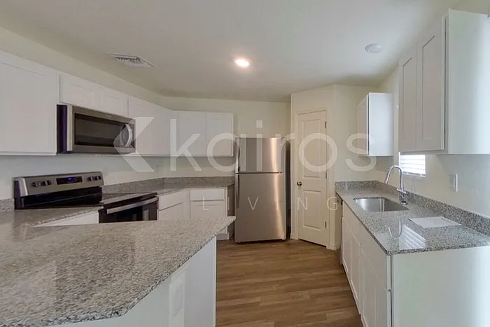 1010 Kaye St E — Photo 2