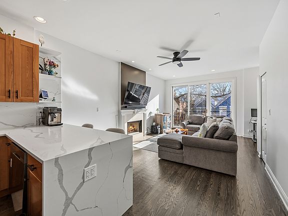 2nd image of 1022 N Paulina St APT 2