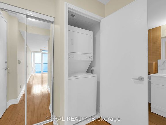 5th image of 25 Carlton St #1901