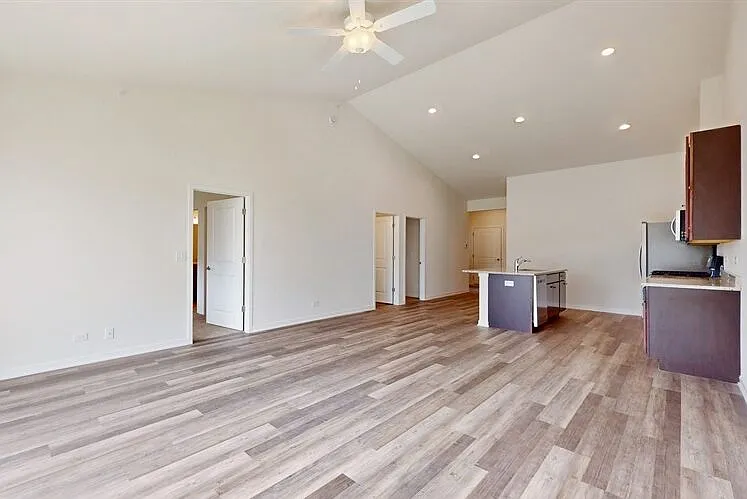 3 bed, 2.5 bath, 2400 sqft, $3,400 — Photo 3