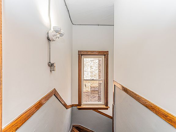 4th image of 3914 N Sawyer Ave Floor 2