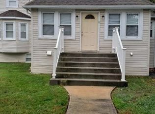 8 Garfield Ave APT 1, Farmingdale, NY 11735