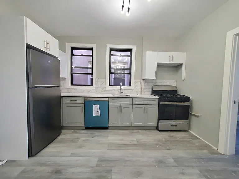 135 W 54th St #1 — Photo 1