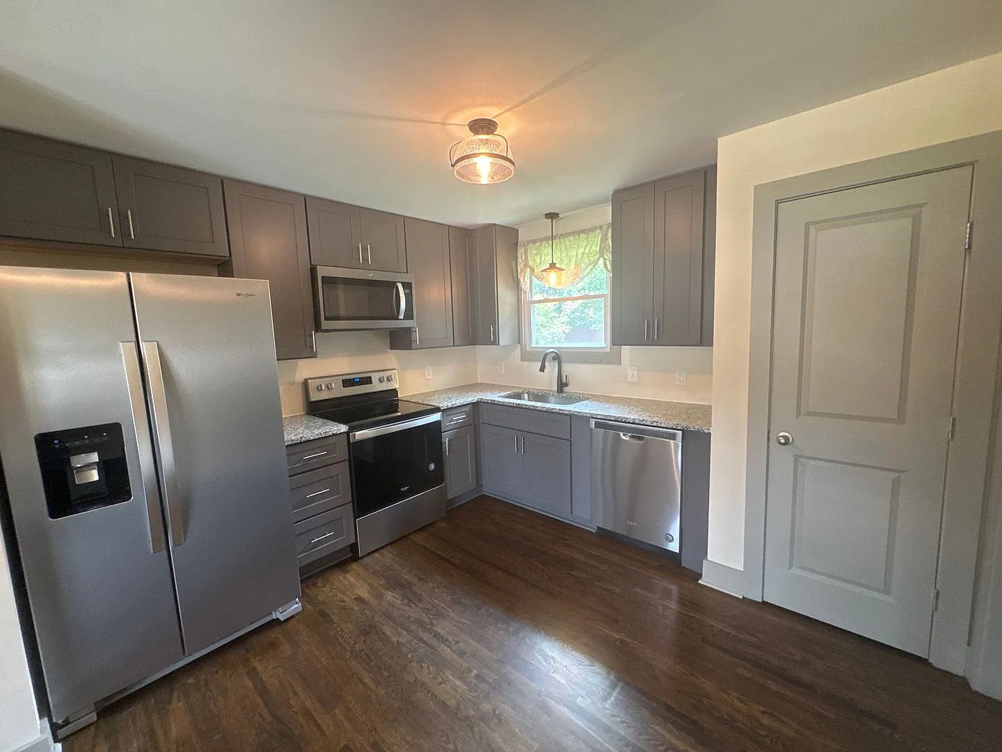 For Rent Fully Renovated 3-Bed, 2-Bath Home in Prime Location! — Photo 4