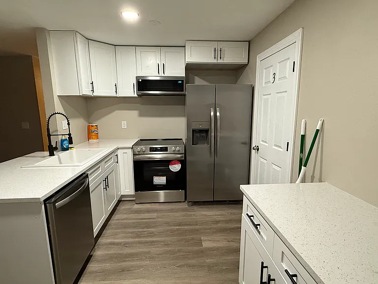 102 Shore Dr E — Photo 4