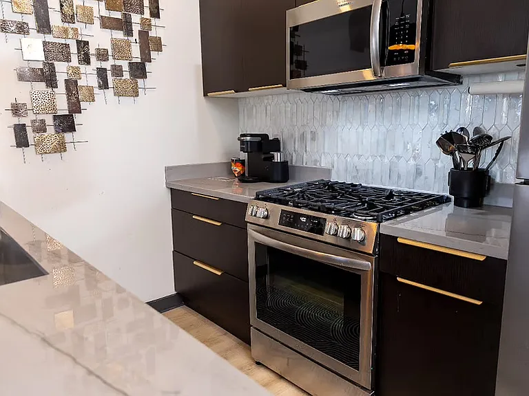 2560 Orleans Ave — Photo 10