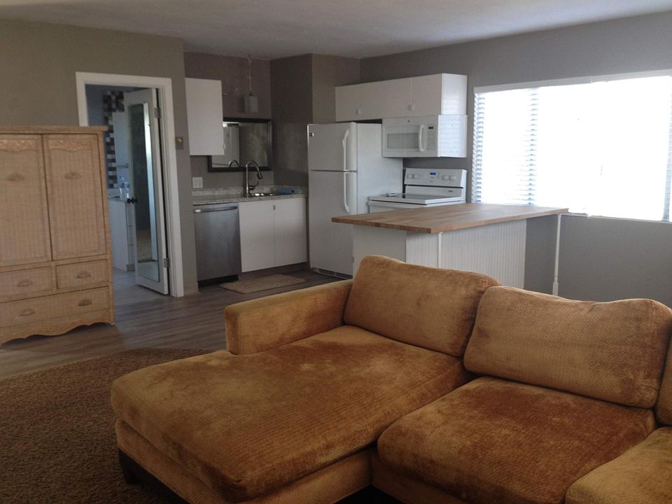 1st image of 244 Venetia Dr #B