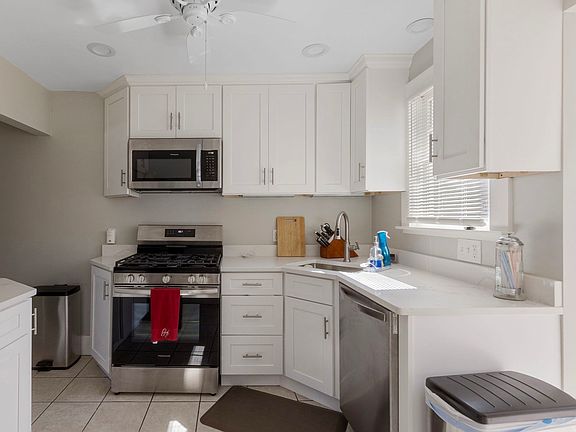 3rd image of 428 Boylston St