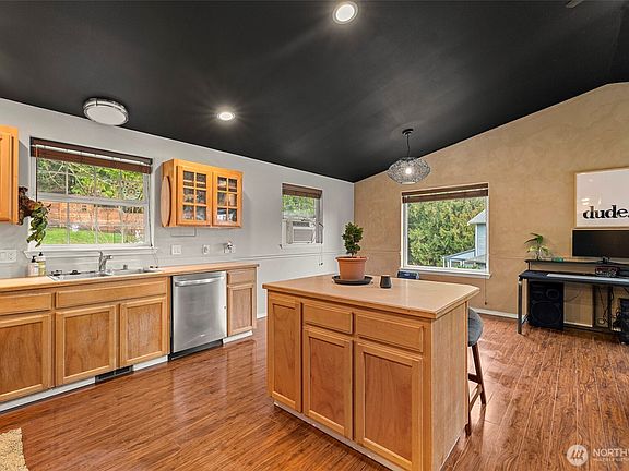 3rd image of 798 West Road