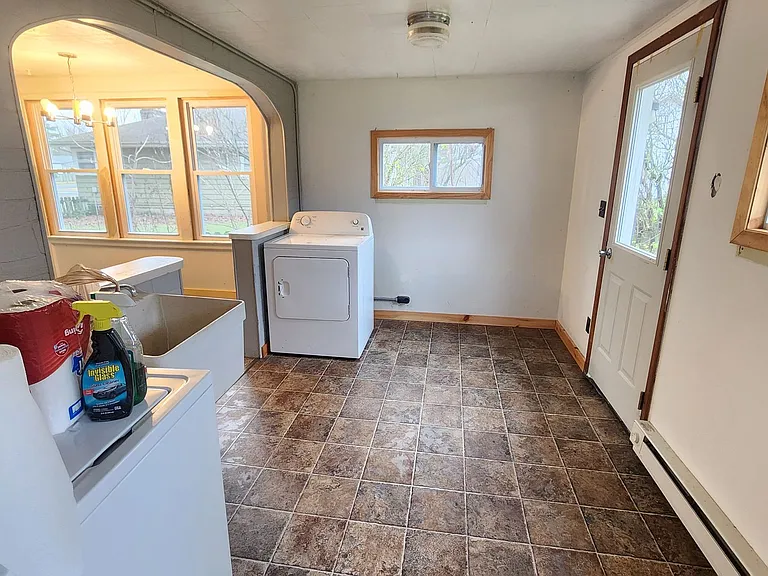 110 E Snow St — Photo 15