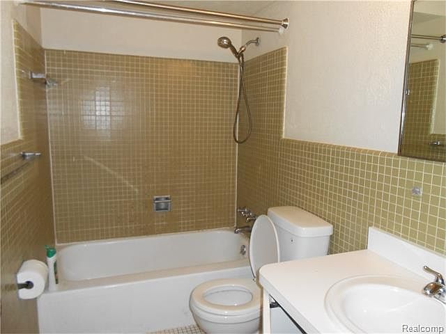 2nd image of 25555 Lahser Rd APT 16