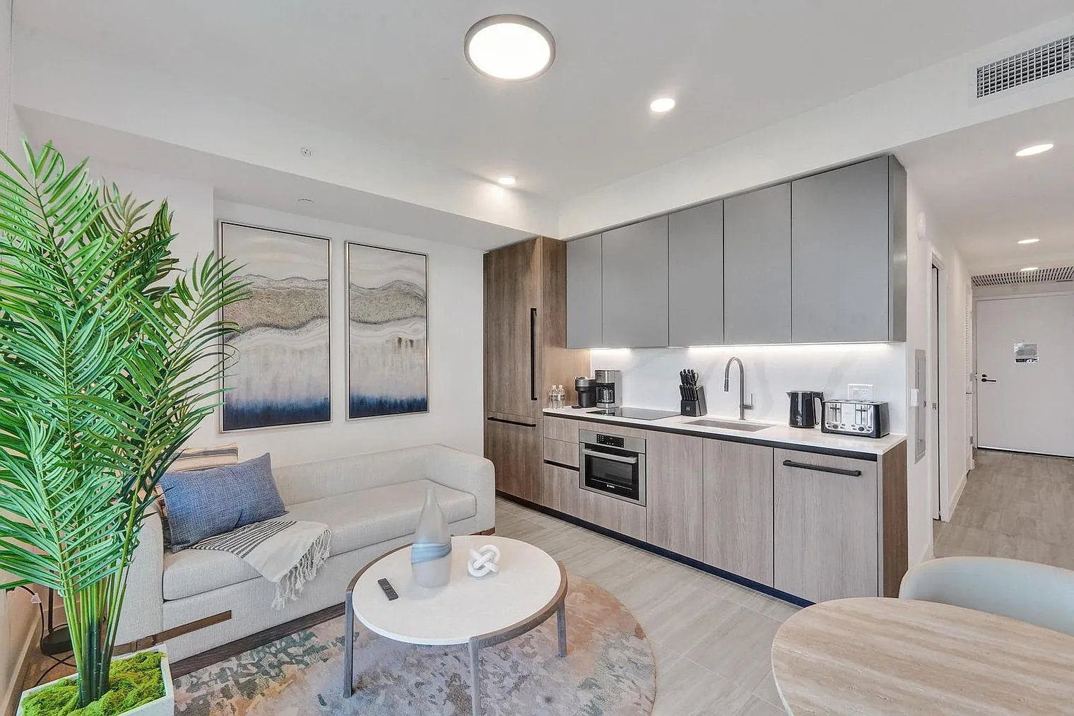 1 bed, 1.0 bath, 548 sqft, $3,194 — Photo 3