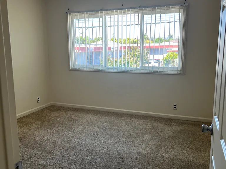 22331 Meekland Ave #UPSTAIRS — Photo 5