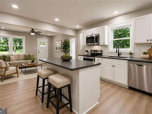 5th image of 1016 Sapphire St
