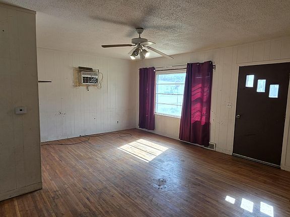 4th image of 802 University Ave