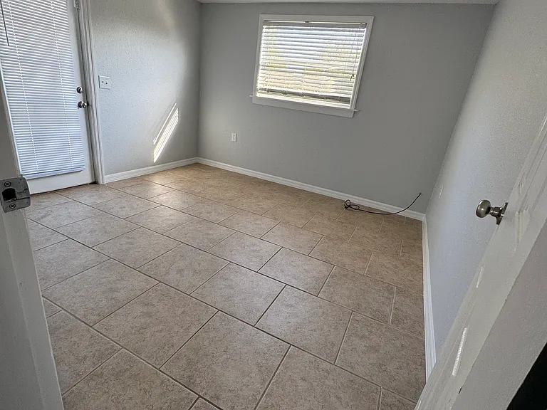 1011 N Pine St — Photo 8