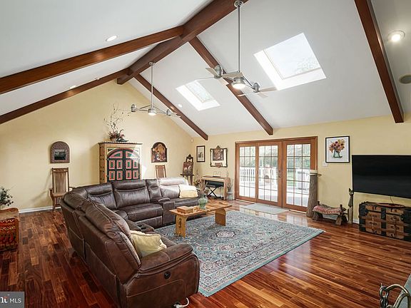 5th image of 211 Hilltop Dr