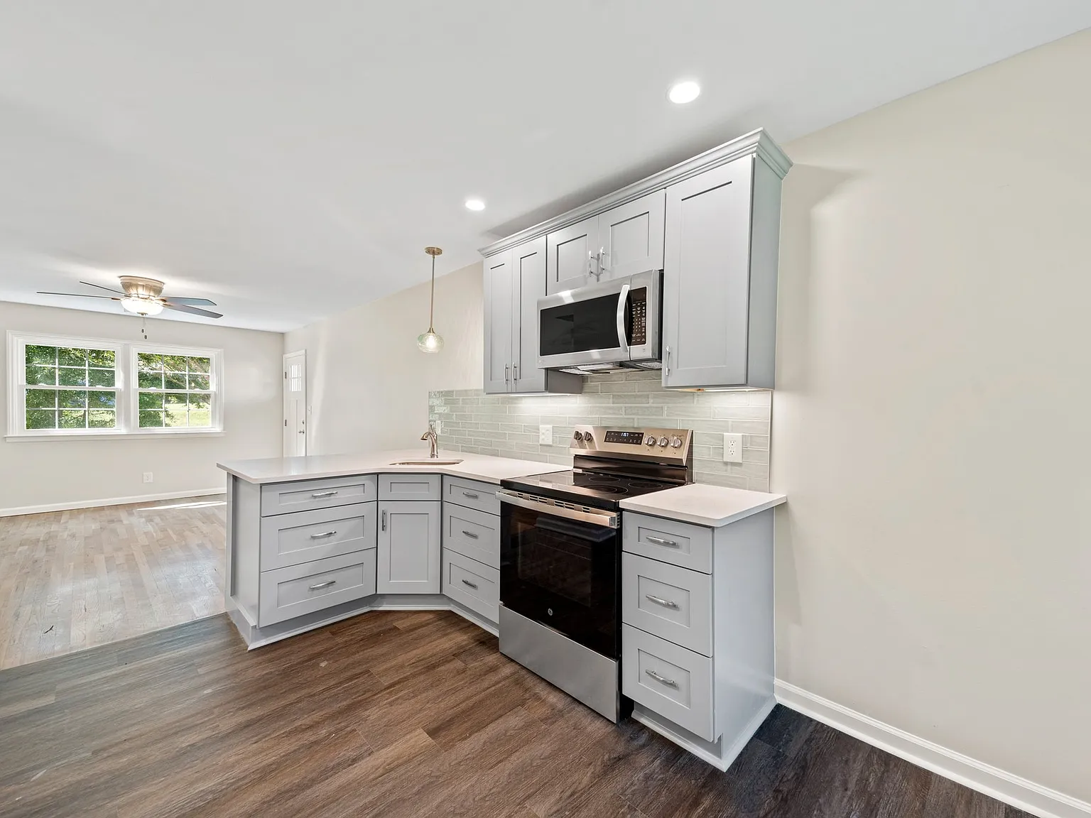 1421 Ardmore Dr — Photo 4