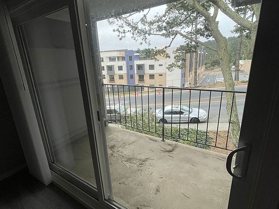 5th image of 35 Kent Ct APT 17