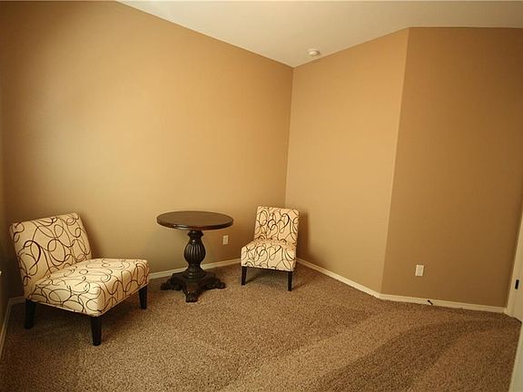5th image of 424 Isaias Ave