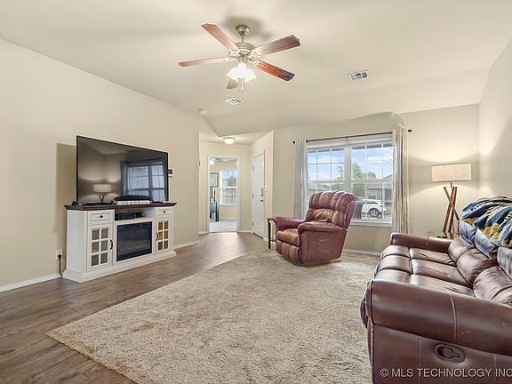 5th image of 25214 E 91st Pl S
