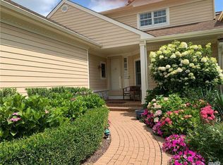 511 Links Dr S, Roslyn, NY 11576