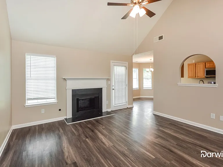 395 Spring Lake Ter — Photo 4