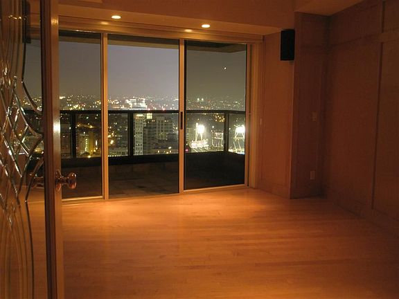 4th image of 200 Harbor Dr Unit 3301