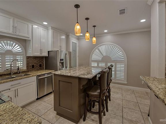 2nd image of 1425 La Ciniega Dr