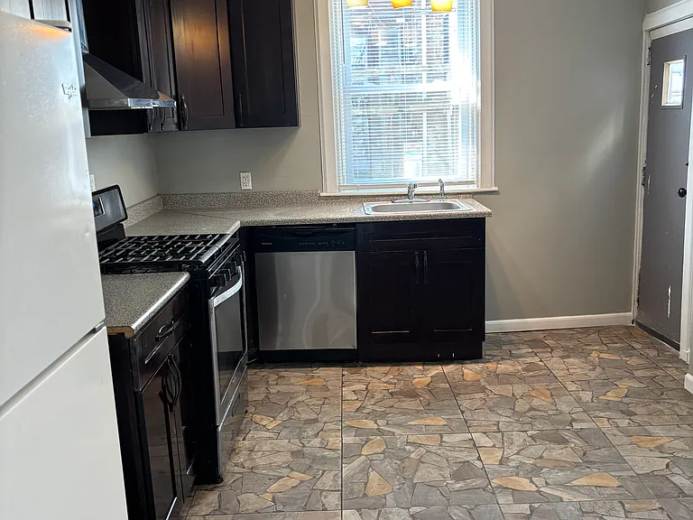 302 E Albanus St — Photo 8