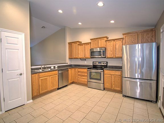5th image of 8669 S 261st East Ave