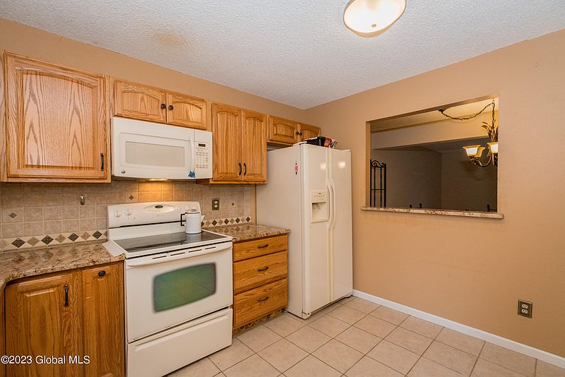 4th image of 6 Minuteman Court