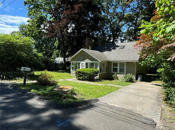7 Chestnut St, Stony Brook, NY 11790