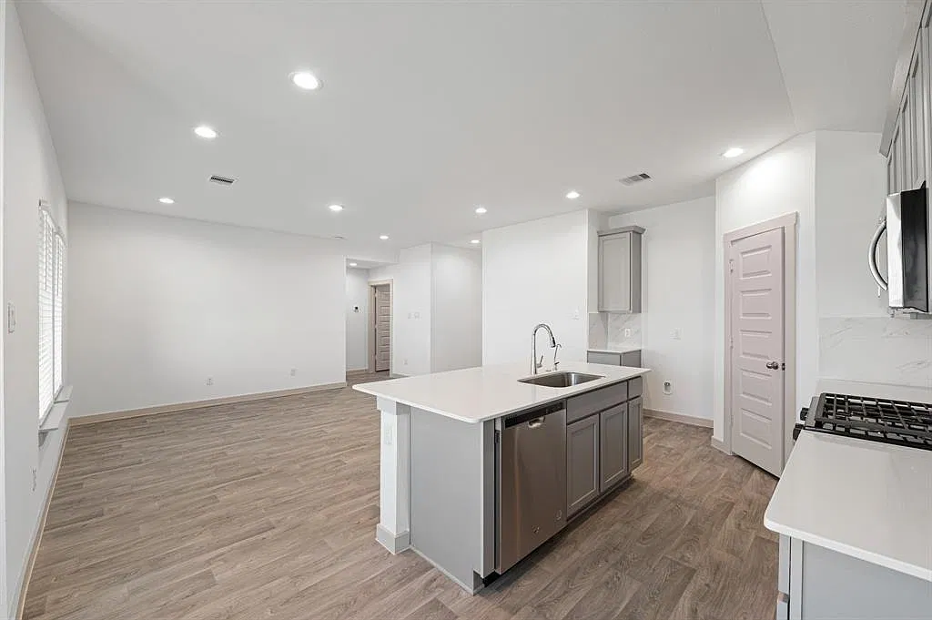 3 bed, 2.0 bath, $2,550 — Photo 4