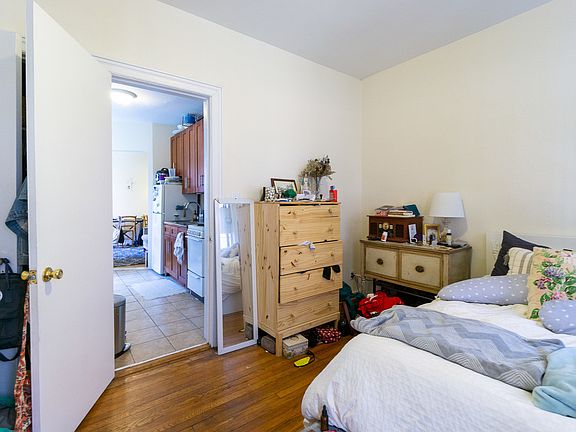 3rd image of 19 Stuyvesant St APT 2D