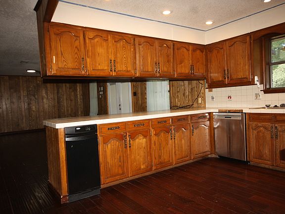 5th image of 104 Oak St