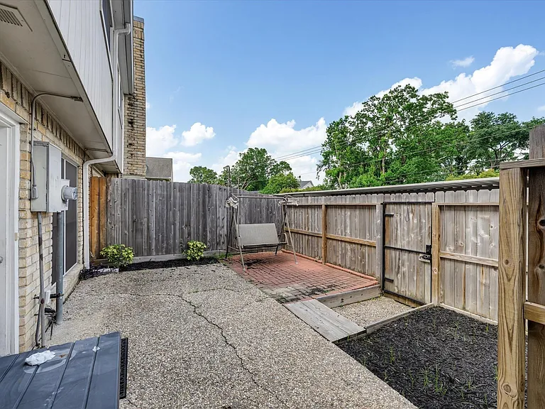 1653 W Sam Houston Pkwy S — Photo 19
