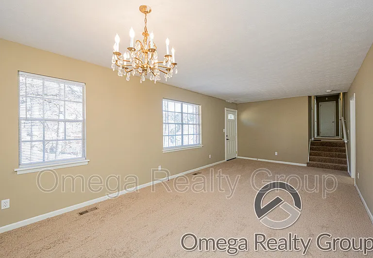 504 Roselle Ln — Photo 9