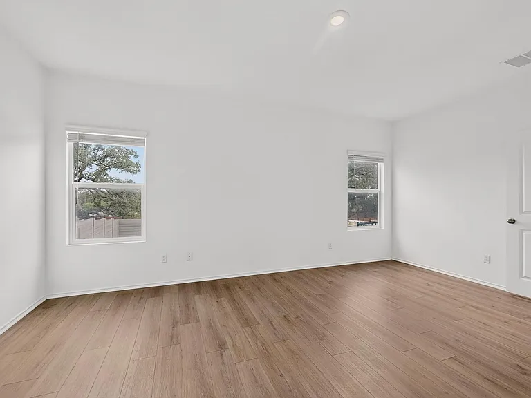 941 Legends Ln — Photo 14