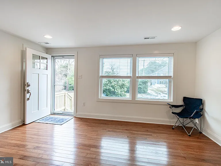 101 Brooks Ln — Photo 9