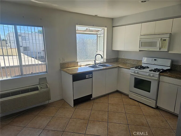 14159 Gilmore St #9 — Photo 6